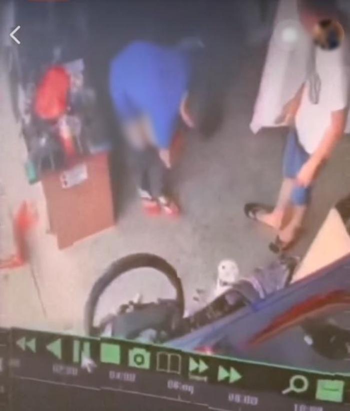 Pha tụt quần bắt chuột của nam thanh niên khiến dân mạng cười ngất-4