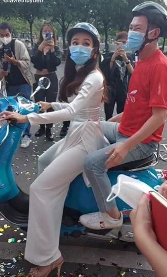 Thuy Tien wears ao dai, rides a motorbike with the president of Miss Grand-1