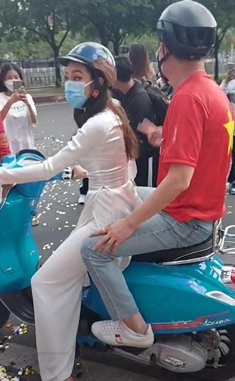 Thùy Tiên mặc áo dài, phi xe máy vi vu cùng chủ tịch Miss Grand-2