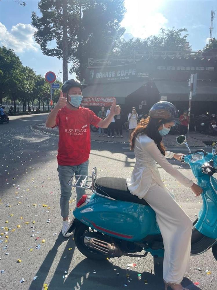 Thùy Tiên mặc áo dài, phi xe máy vi vu cùng chủ tịch Miss Grand-3