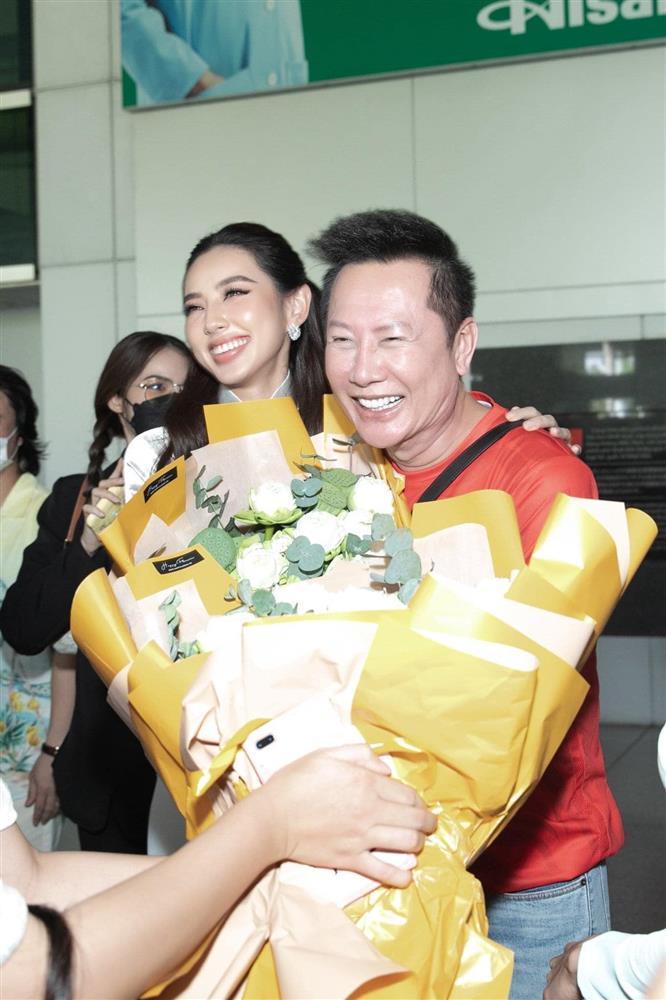 Thuy Tien wears ao dai, rides a motorbike with the president of Miss Grand-5