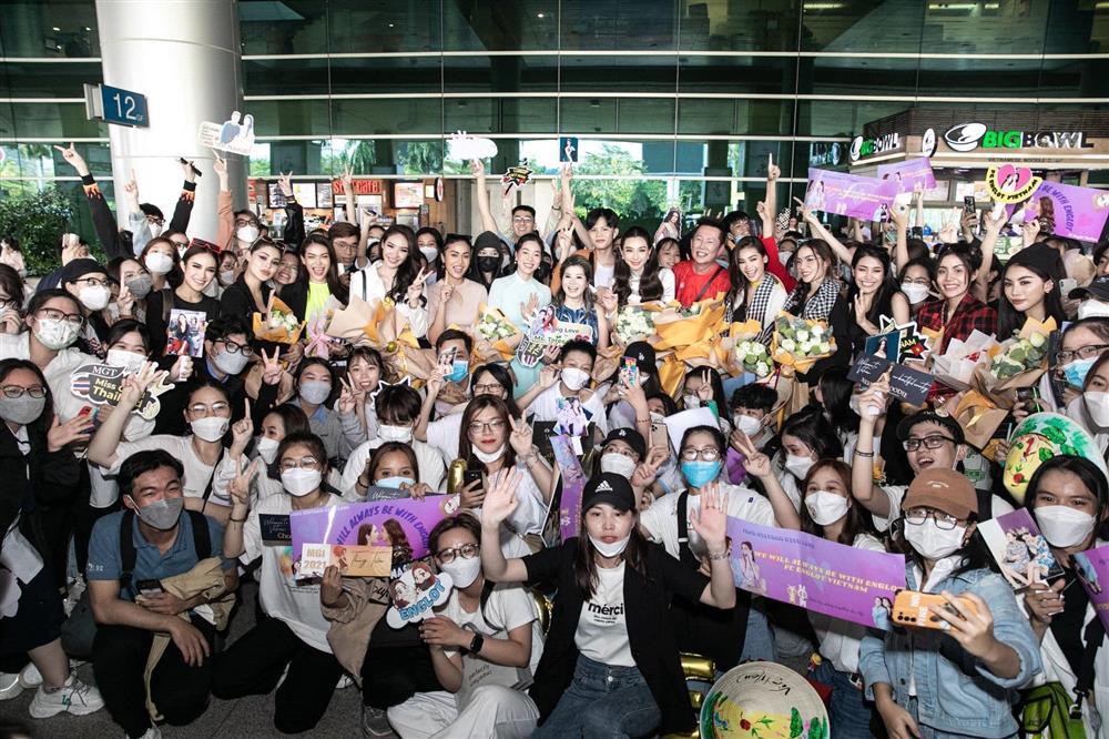 Thùy Tiên mặc áo dài, phi xe máy vi vu cùng chủ tịch Miss Grand-9