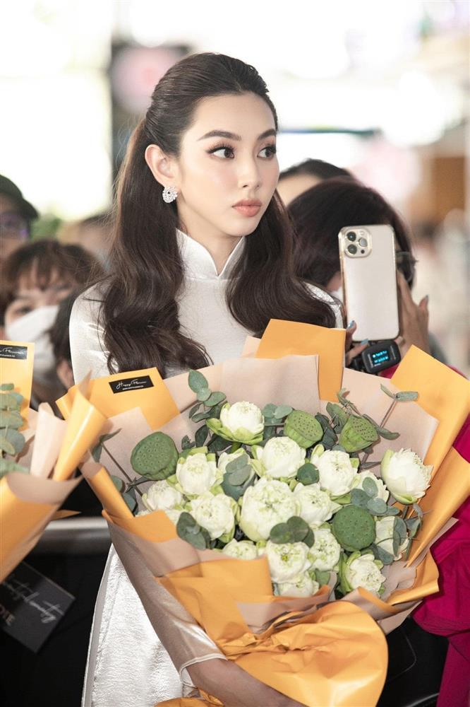 Thùy Tiên mặc áo dài, phi xe máy vi vu cùng chủ tịch Miss Grand-7