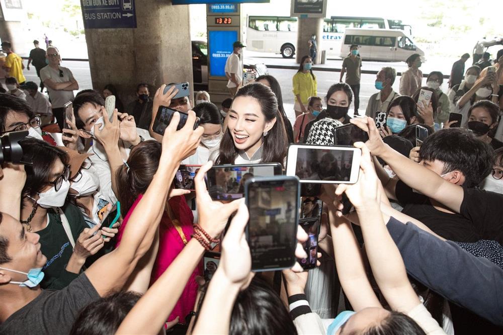Thùy Tiên mặc áo dài, phi xe máy vi vu cùng chủ tịch Miss Grand-10