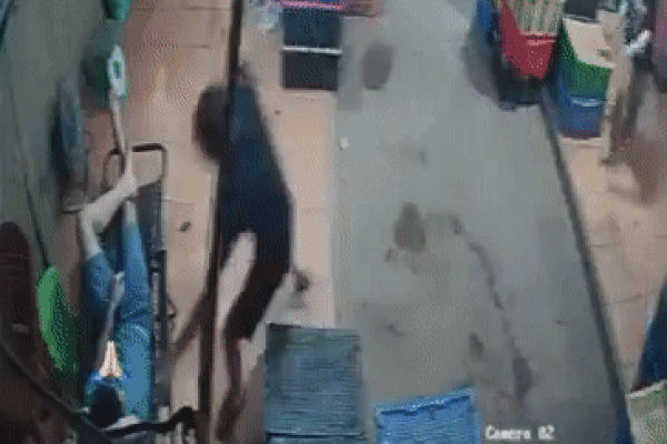 Nam thanh niên mang dao đi cướp ai ngờ bị phản dame ngược-2