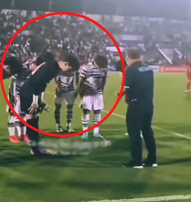 Hình ảnh ĐỘC lộ rõ cách cầu thủ Hàn Quốc ứng xử với HLV Park-3