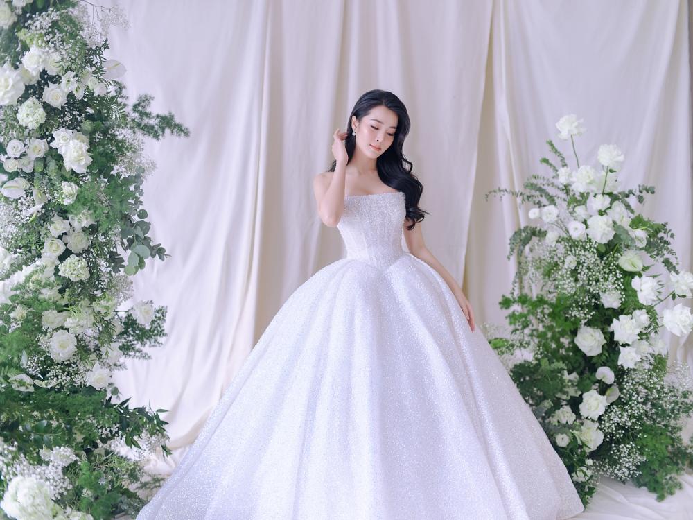 Karen Nguyễn mặc váy cưới được đính kết hơn 1.000 viên pha lê-2