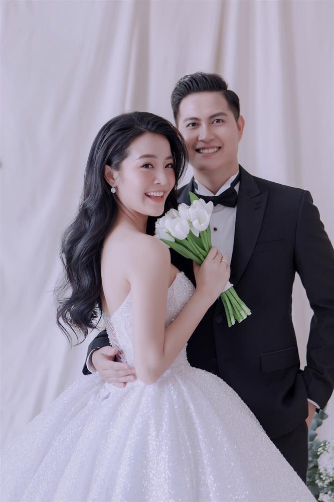 Karen Nguyễn mặc váy cưới được đính kết hơn 1.000 viên pha lê-1