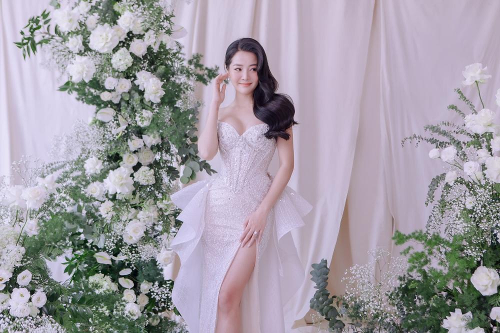 Karen Nguyễn mặc váy cưới được đính kết hơn 1.000 viên pha lê-3