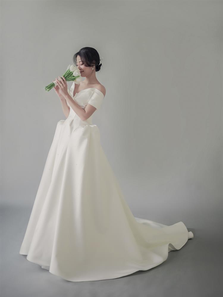 Karen Nguyễn mặc váy cưới được đính kết hơn 1.000 viên pha lê-6
