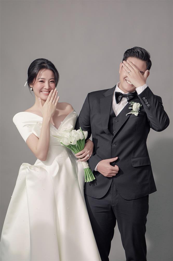 Karen Nguyễn mặc váy cưới được đính kết hơn 1.000 viên pha lê-5