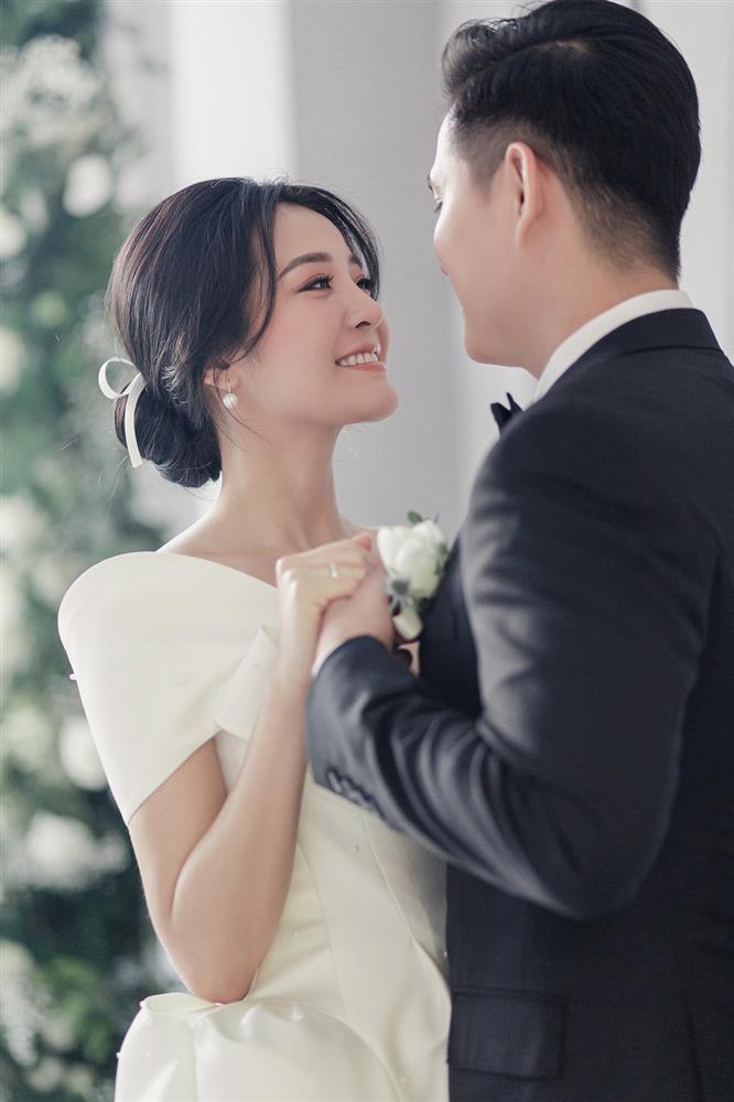 Karen Nguyễn mặc váy cưới được đính kết hơn 1.000 viên pha lê-8