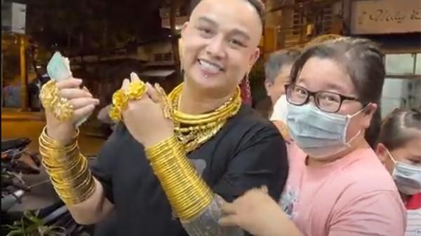 The person who wears 100 gold trees in Saigon: A hobby since childhood, not afraid of robbers-3