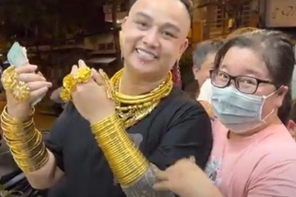 The person wearing 100 gold trees in Saigon: A hobby since childhood, not afraid of robbers