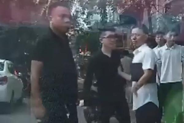 Nữ tài xế ô tô bị đánh khi đang có bầu: Chúng tôi theo đến cùng-1