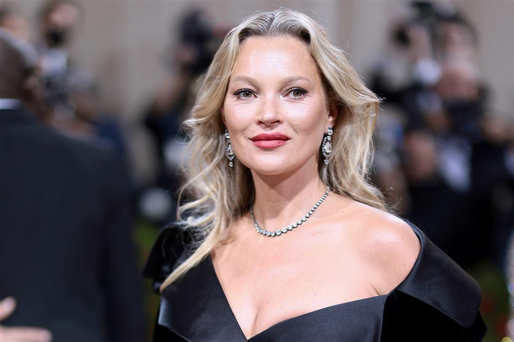 Siêu mẫu Kate Moss: Đôi chân trứ danh làng mốt và biến cố tuổi 30-6