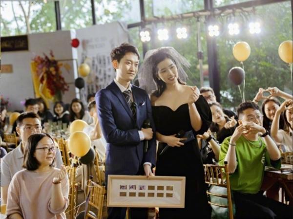 Màn trao nhẫn cưới khó tin: Cô dâu cầm cả ngày mà không hay biết!-4