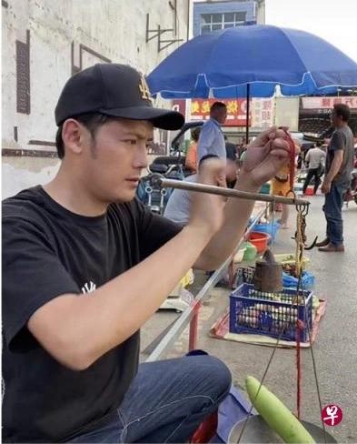 Actor Tu Hai Vy sells street food for a living-1