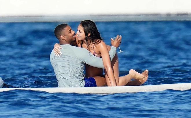 Người đàn ông được People bình chọn là quyến rũ nhất năm 2020 và Harvey được nhiều người ủng hộ khi yêu nhau. Cha của nữ người mẫu là Steve Harvey - danh hài, MC quyền lực nhất nhì Hollywood - khen bạn trai của con gái hết lời. Hai người tỏ ra nghiêm túc trong mối quan hệ nên thông tin họ chia tay khiến công chúng bất ngờ. Ảnh: Mandy News.