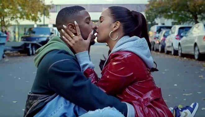 Tháng 12/2019, Jordan hôn say đắm Snoh Aalegra trong MV "Whoa". Tài tử chia sẻ trên tờ Extra rằng anh là "fan lớn" của giọng ca sinh năm 1987. Truyền thông Hollywood đưa tin cả hai thực sự có tình cảm, hơn mức tình bạn đơn thuần. Trong các cuộc phỏng vấn, Jordan không phủ nhận khi được đặt nghi vấn. Ảnh: Us Weekly.