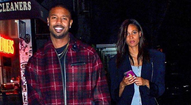 Jordan và người mẫu Cindy Bruna đã dành 4 tiếng ăn tối, trò chuyện thân mật với nhau ở Carbone, New York, Mỹ. Trước đó, hai ngôi sao cùng chụp ảnh tại Met Gala, một trong những sự kiện thời trang lớn nhất nước Mỹ và quy tụ toàn sao nổi tiếng. Như thường lệ, tài tử không lên tiếng thừa nhận hay bác bỏ thông tin hẹn hò mỹ nhân gợi cảm. Anh mặc cho truyền thông dự đoán và thêu dệt chuyện tình cảm. Ảnh: Just Jared.