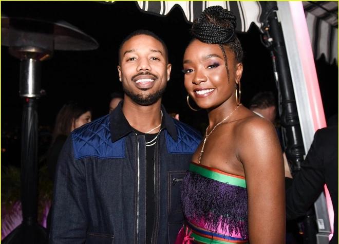 Trước người mẫu Victoria's Secret, nam diễn viên Hollywood tìm hiểu người đẹp Kiki Layne. Paparazzi nhìn thấy bộ đôi đi chơi ở hộp đêm sau Liên hoan phim Sundance. Nguồn tin nói với Us Weekly thời điểm đó: "Họ vui vẻ với nhau. Michael đã hôn Kiki". Sau đó, cặp diễn viên bước lên cùng một chiếc xe ra về. Ảnh: Justjared.