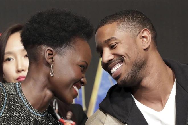 Câu nói: "Tôi yêu Lupita Nyong'o đến chết" từng khiến Jordan bị đồn hẹn hò minh tinh thắng giải Oscar. Trong quá trình quay "Black Panther", dù ít cảnh đóng chung, cả hai vẫn có những cử chỉ thân thiết. Tuy nhiên, nam diễn viên đã phủ nhận tin họ yêu nhau: "Lupita là người xinh xắn và tài năng, rõ ràng tôi rất quý cô ấy. Người ta có quyền thêu dệt câu chuyện và tôi không có quyền kiểm soát điều đó". Ảnh: USA Today.