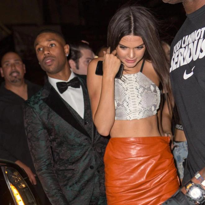 Từng có thời gian anh thường xuyên xuất hiện cùng Kendall Jenner. Tuy nhiên, họ bị dân mạng phản đối, cho rằng người da màu như Jordan không hợp với tiểu thư nhà Kardashian - Jenner. Trước loạt bình luận mang tính xúc phạm và phân biệt chủng tộc, tài tử đáp trả: "Mọi người có thể thích nhau, không nhất thiết phải cùng nguồn gốc lịch sử, văn hóa hoặc bất cứ điều gì khác biệt". Ảnh: E! News.