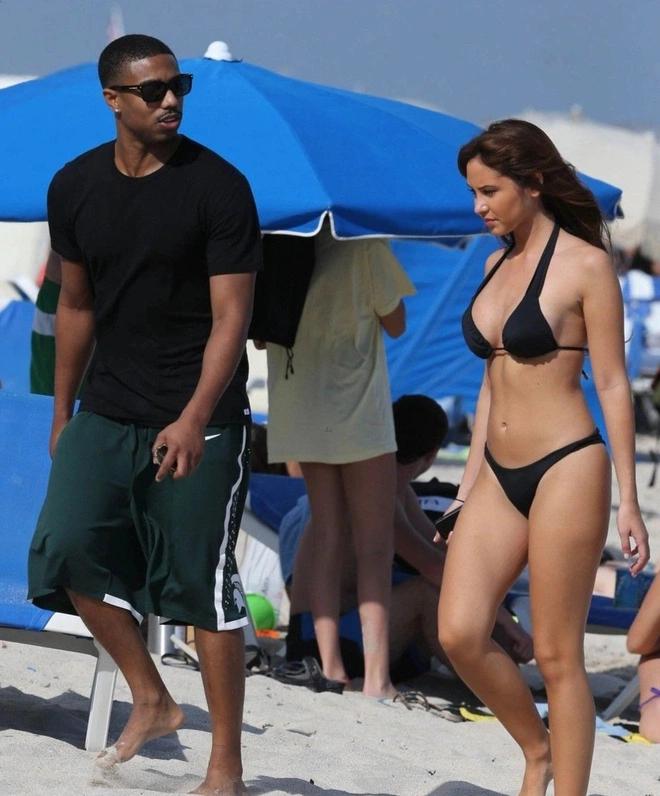 Theo Us Weekly, Jordan của những năm trước vốn kín tiếng chuyện hẹn hò, luôn ra phố một mình hoặc đi cùng trợ lý. Tuy nhiên vào tháng 1/2014, tài tử có buổi hẹn hò ngôi sao mạng xã hội Catherine Paiz một cách công khai. Họ đã tắm biển cùng nhau và trò chuyện thân mật trong xe riêng ở Miami, Mỹ. Ảnh: Justjared.