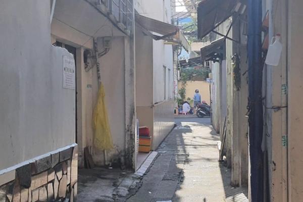 Lời khai người phụ nữ 56 tuổi đâm chết nam thanh niên tiểu tiện trong hẻm-1