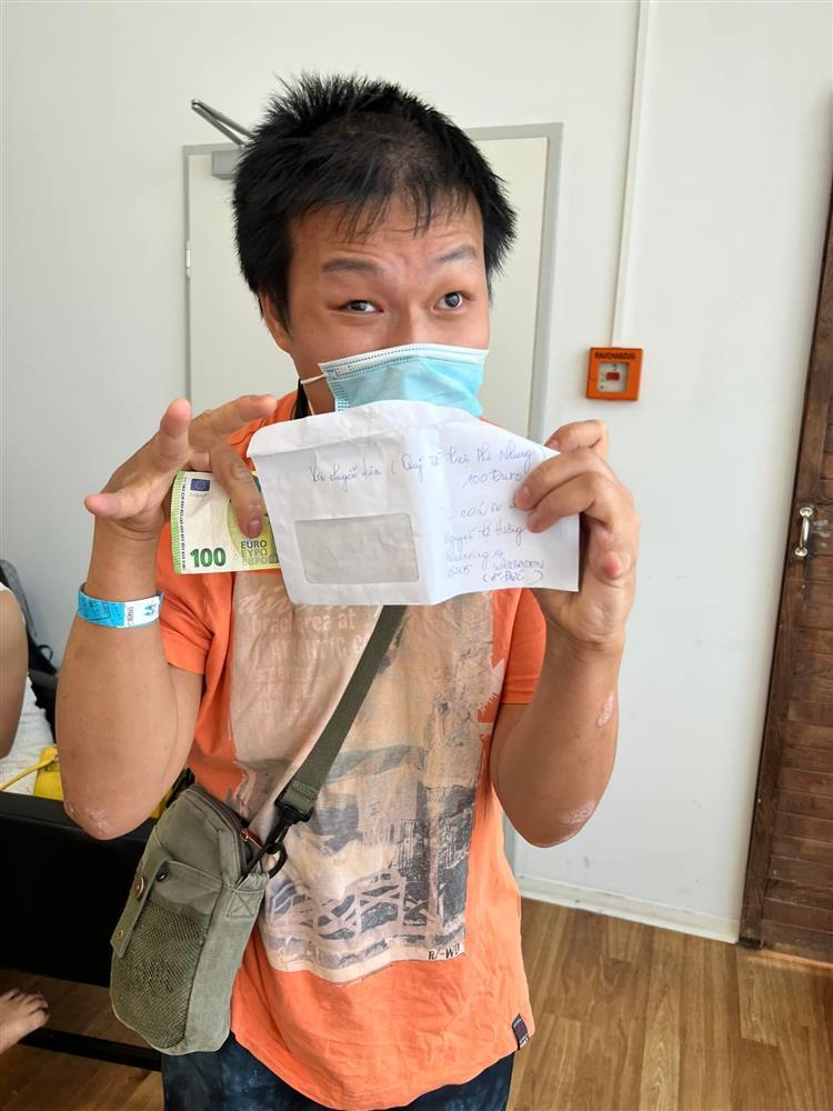 Sao Việt xúc động tình cảm cậu bé khuyết tật dành cho Phi Nhung-2