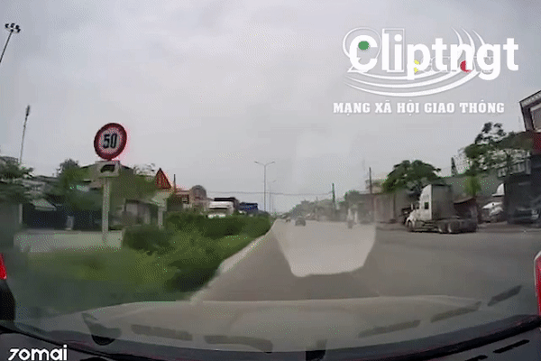 Clip: Đối đầu container, thanh niên bị đâm văng xa, người úp xuống đường