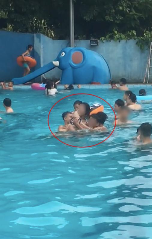 The girl who ran away from her boyfriend went out and hooted with 3 other young people at the swimming pool-2