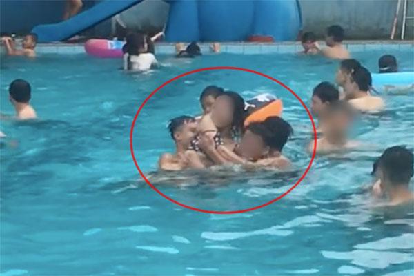 The girl who ran away from her boyfriend went out with 3 other young people at the swimming pool