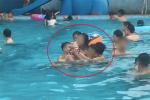 Xôn xao cô gái trốn bồ, đi hú hí với 3 thanh niên khác ở bể bơi