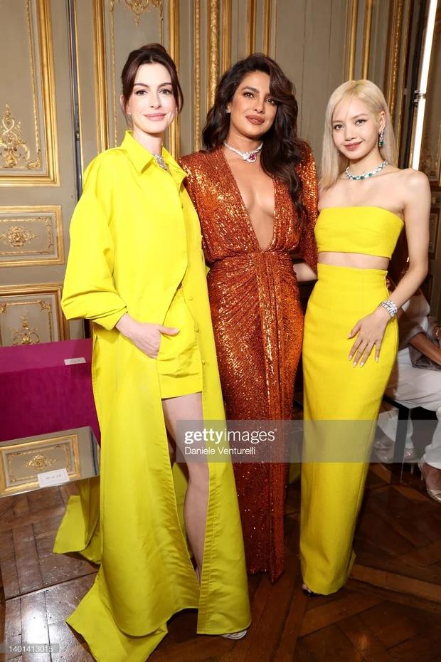 In the same frame, Lisa pulled out her 10 billion won bangs, overwhelming Anne Hathaway-3