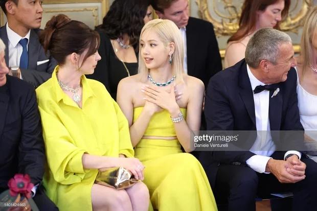 Cùng khung hình, Lisa vén tóc mái 10 tỷ won lấn lướt Anne Hathaway-10