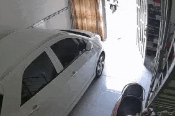 Clip: Escaping from the traffic police, 2 girls drive straight into people’s houses