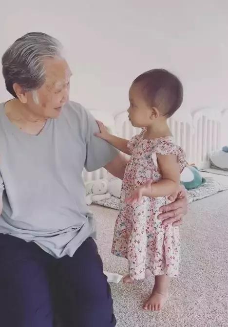 Hồ Ngọc Hà bất lực khi đưa 2 con đi làm hộ chiếu về quê nội-7