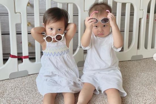 Hồ Ngọc Hà 'bất lực' khi đưa 2 con đi làm hộ chiếu về quê nội