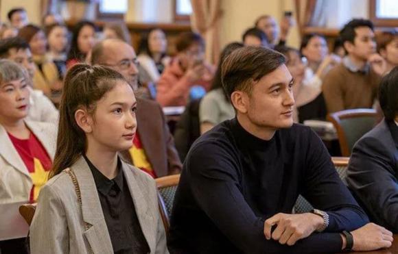 Em gái Văn Lâm về Việt Nam, thái độ chị dâu tương lai gây chú ý-10