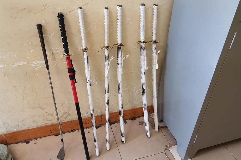 Nhóm thanh niên cầm hung khí chém người loạn xạ giữa quán ốc-1