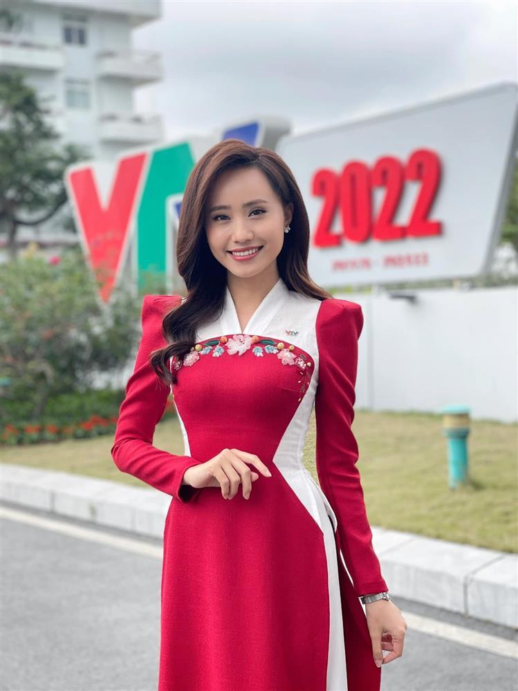 Nữ MC của VTV có chồng, sắp sinh vẫn công khai hẹn hò trai lạ-1