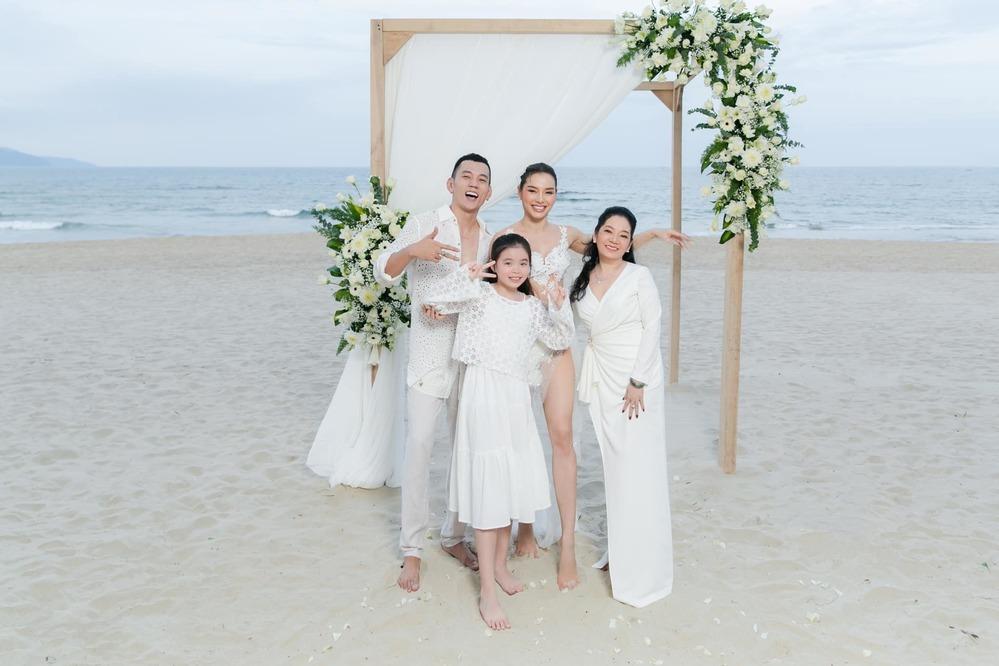 Lý Bình luôn tỏ ra là người cha hết mực yêu thương bé Mia 9 tuổi và không hề có khái niệm con riêng.