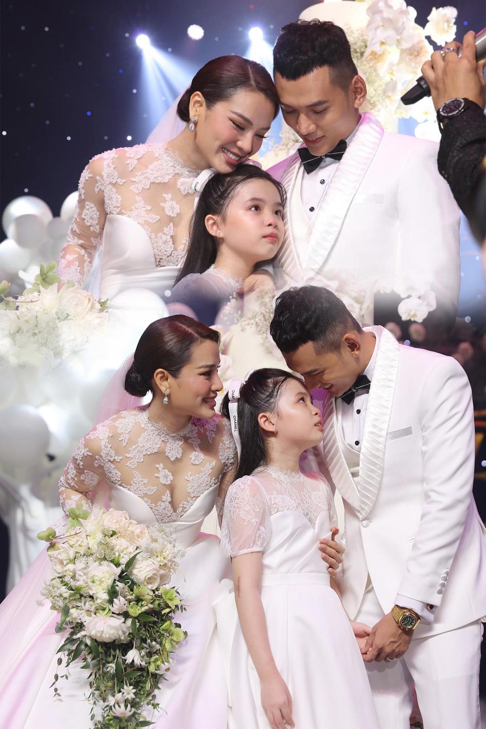 Chuyện cha dượng và con riêng của vợ luôn trở thành chủ đề được quan tâm. Nhiều người lo ngại hiếm có người cha nào đối xử tốt với con riêng của vợ nhưng với gia đình Phương Trinh Jolie - Lý Bình thì khác.