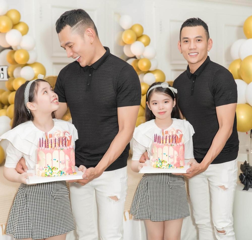 Nam diễn viên trong tiệc sinh nhật của Mia. Anh cũng không ngại thể hiện tình cảm với con gái nhiều hơn, bù đắp khoảng thời gian bé Mia thiếu vắng tình gia đình.