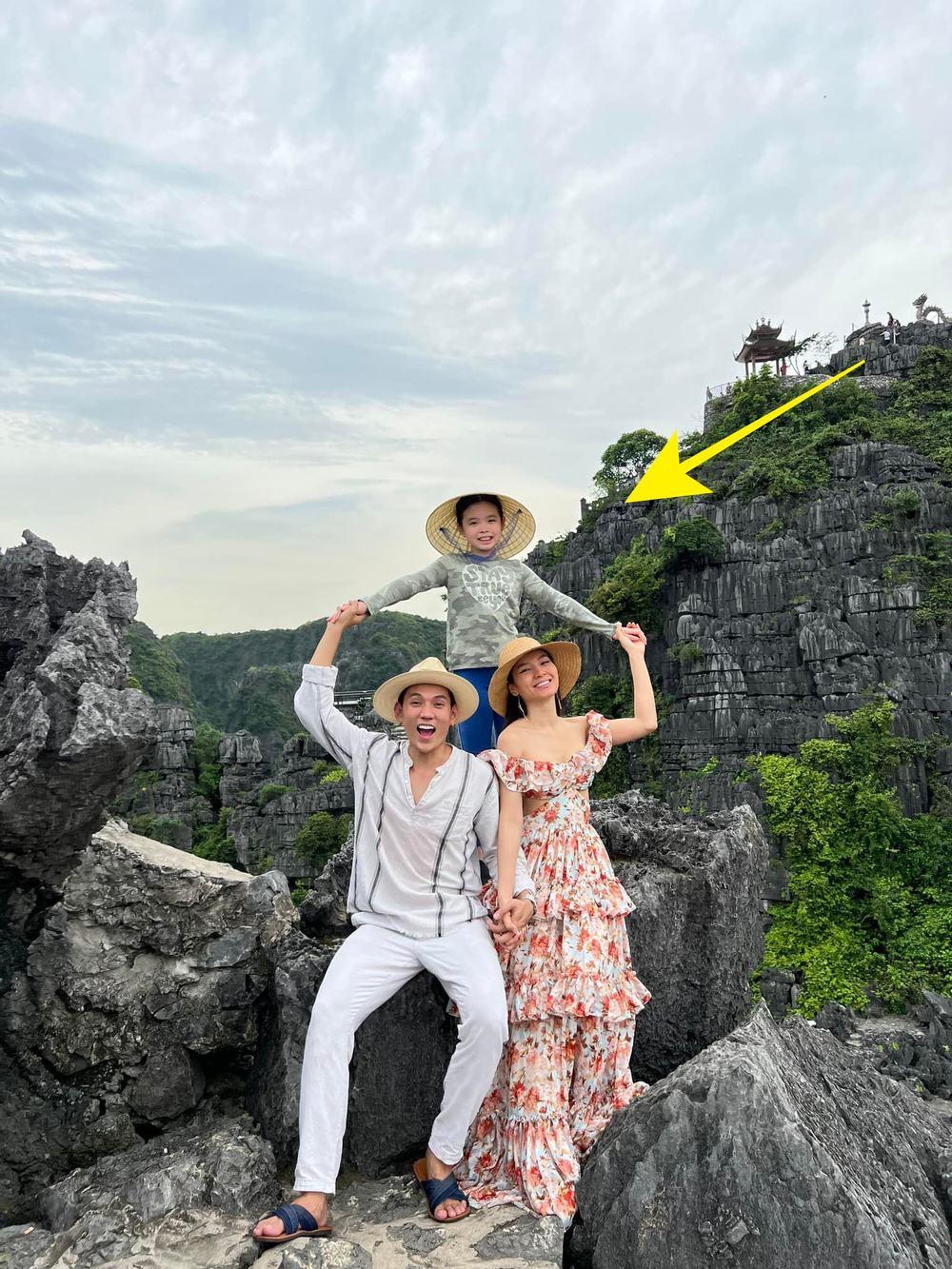 Mới đây, tổ ấm nhỏ của Phương Trinh Jolie có chuyến du hí ở Ninh Bình. Cả gia đình không quên lưu lại kỉ niệm bằng những shoot hình tình cảm.