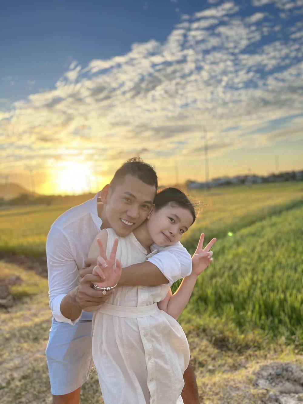 Nhóc tì rất thân thiết với ba Bình khiến không ít người ngưỡng mộ.