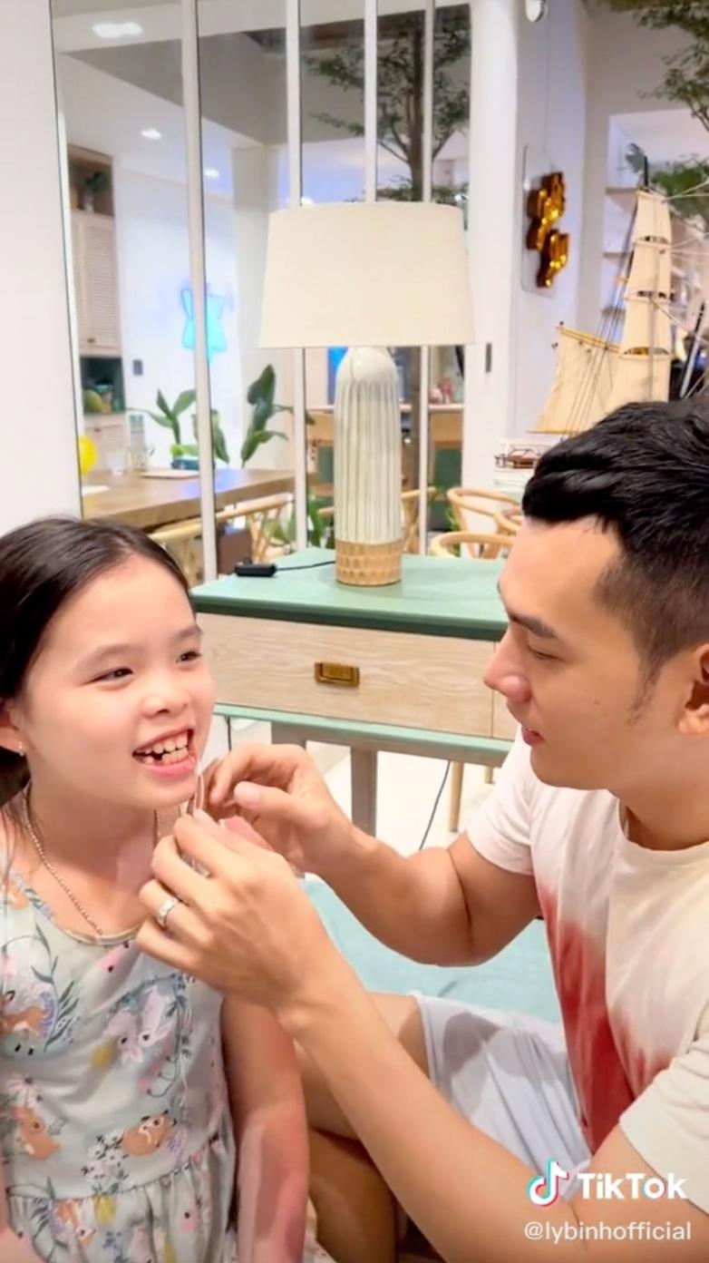 Nam diễn viên chăm chút từng “góc con người” cho con, dường như không có một khoảng cách nào.