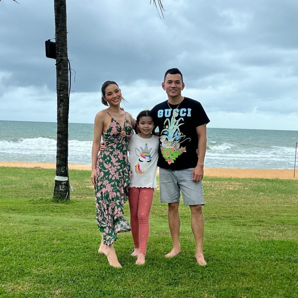 Cả hai đi du lịch thường xuyên cho bé Mia đồng hành.